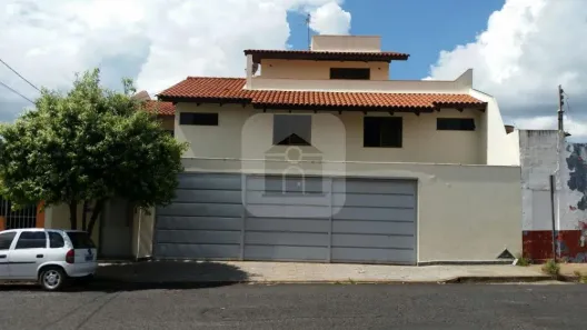 Sobrado com 3 Quartos à venda, 450m² no Santa Mônica, Uberlândia