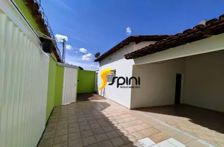 Casa com 3 Quartos para alugar, 130m² no Santa Mônica, Uberlândia