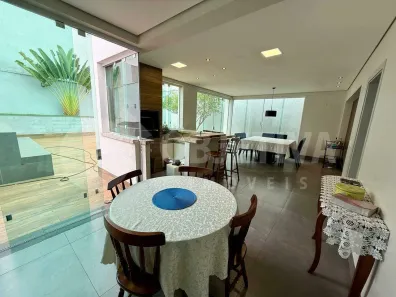 Casa de Condomínio com 4 Quartos para alugar, 240m² no Gávea, Uberlândia