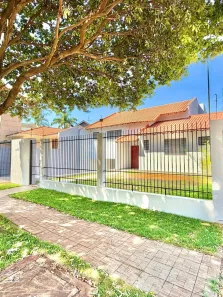 Sobrado com 4 Quartos para alugar, 320m² no Zona 05, Maringá
