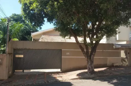 Sobrado com 4 Quartos à venda, 328m² no Vila Rosa Pires, Campo Grande