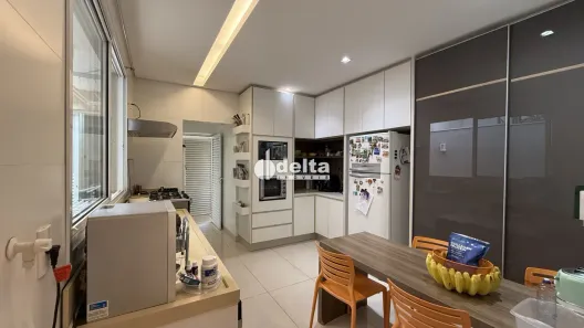 Casa de Condomínio com 3 Quartos à venda, 320m² no Jardim Karaíba, Uberlândia