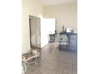 Casa com 3 Quartos para alugar, 250m² no Centro, Uberlândia