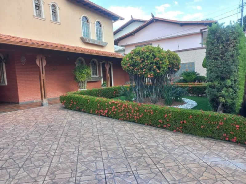 Casa com 4 quartos — Planalto, Belo Horizonte