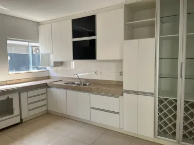 Casa com 4 Quartos para alugar, 312m² no Jardins Madri, Goiânia