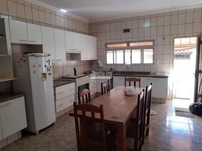 Casa com 3 Quartos à venda, 228m² no Dom Eduardo, Uberaba