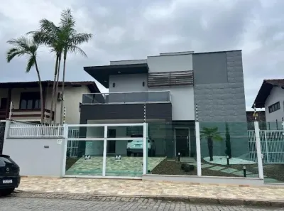 Sobrado com 3 Quartos à venda, 254m² no Bucarein, Joinville