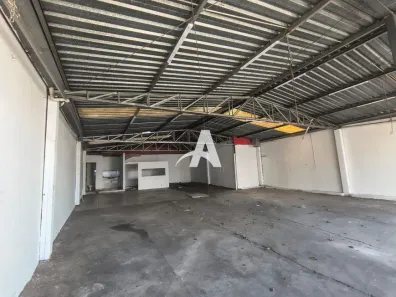 Ponto Comercial para alugar, 200m² no Nossa Senhora Aparecida, Uberlândia