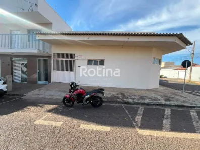 Casa com 3 Quartos para alugar, 50m² no Santa Mônica, Uberlândia