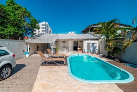 Casa com 4 Quartos à venda, 230m² no Revoredo, Tubarão