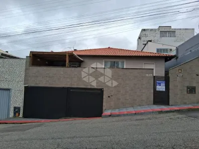 Casa com 2 Quartos para alugar, 196m² no Areias, São José