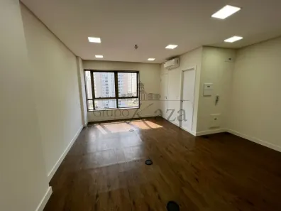 Sala Comercial à venda, 211m² no Condomínio Royal Park, São José dos Campos