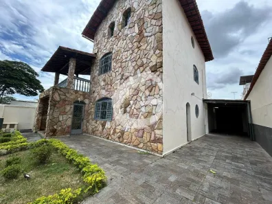 Casa com 4 Quartos para alugar, 240m² no Planalto, Belo Horizonte