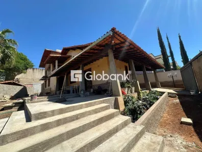 Casa com 4 Quartos para alugar, 400m² no Ibituruna, Montes Claros