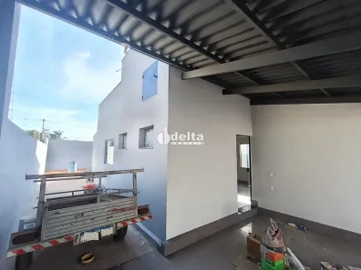 Casa com 2 Quartos para alugar, 80m² no São Jorge, Uberlândia