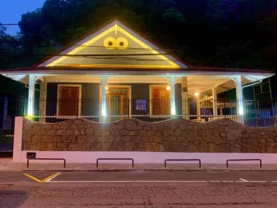 Casa com 4 Quartos para venda ou aluguel, 1200m² no Valparaíso, Petrópolis