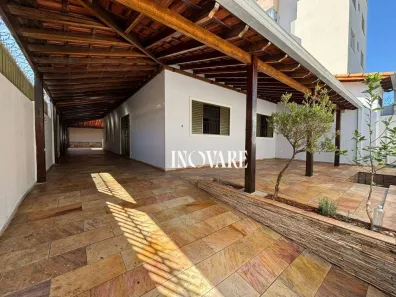Casa com 3 Quartos para alugar, 250m² no Santa Mônica, Uberlândia