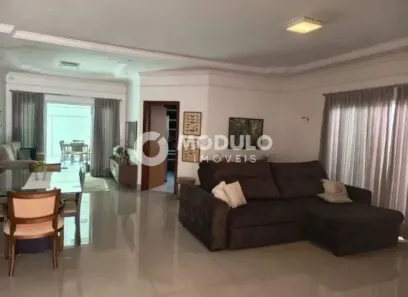 Casa com 3 Quartos à venda, 248m² no Jardim Karaíba, Uberlândia