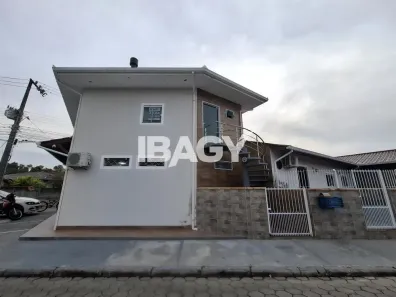 Apartamento com 2 Quartos para alugar, 51m² no Pachecos, Palhoça