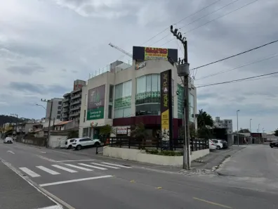 Imóvel Comercial para alugar, 457m² no Praia Comprida, São José