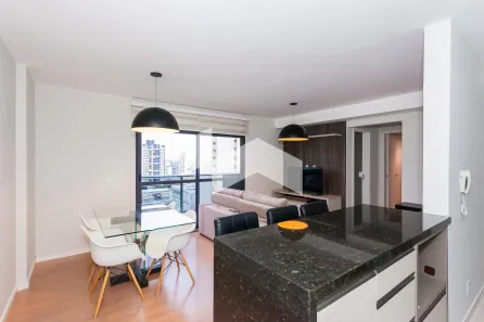 Apartamento com 2 Quartos para alugar, 65m² no Centro, Curitiba