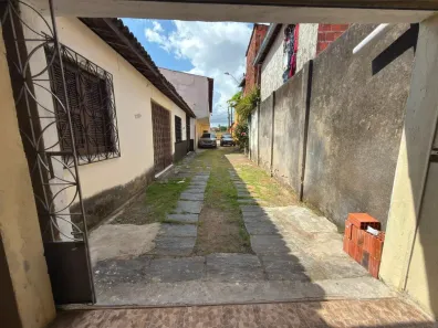 Casa com 2 Quartos para alugar, 80m² no Lagoa Redonda, Fortaleza