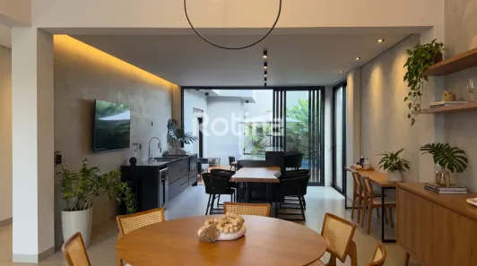 Casa com 3 Quartos à venda, 206m² no Laranjeiras, Uberlândia