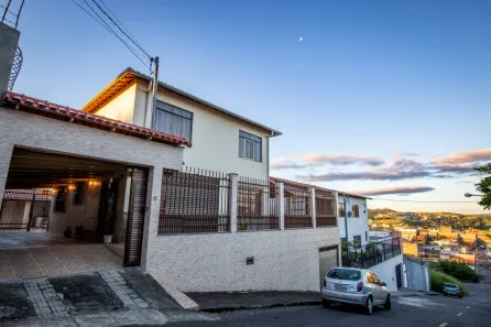Casa com 4 Quartos à venda, 379m² no Parque Guarua, Juiz de Fora