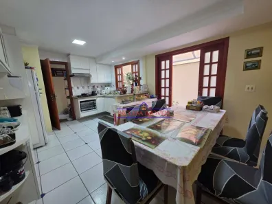 Sobrado com 4 Quartos à venda, 201m² no Vila Gilda, Santo André