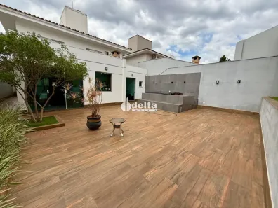 Casa de Condomínio com 4 Quartos para alugar, 240m² no Gávea, Uberlândia