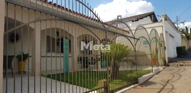 Casa com 7 Quartos para alugar, 300m² no Tabajaras, Uberlândia