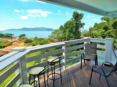 Casa com 3 Quartos para alugar, 200m² no Zimbros, Bombinhas