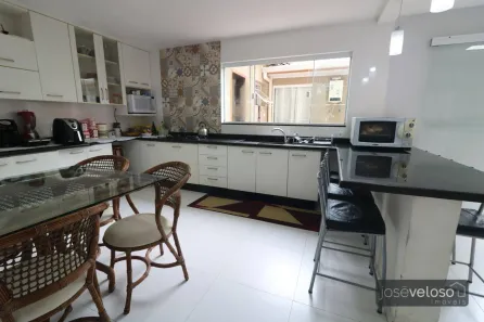 Sobrado com 4 Quartos à venda, 160m² no Campo Comprido, Curitiba