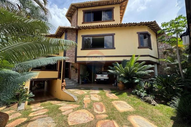 Casa com 5 quartos — Planalto, Belo Horizonte
