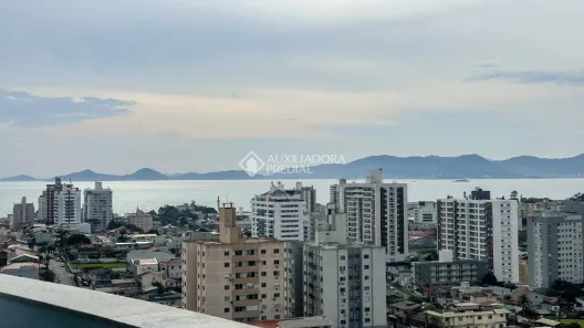 Apartamento com 3 Quartos para alugar, 95m² no Barreiros, São José