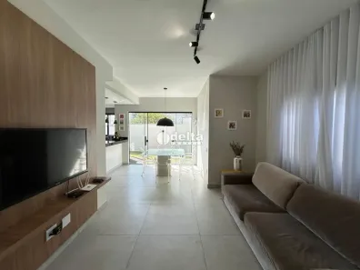 Casa com 2 Quartos para alugar, 120m² no Jardim Colina, Uberlândia