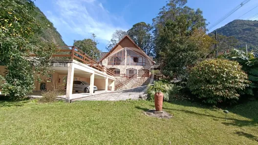 Casa com 7 Quartos para alugar, 690m² no Granja Guarani, Teresópolis