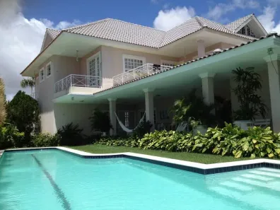 Casa de Condomínio com 5 Quartos para venda ou aluguel, 900m² no Candelária, Natal