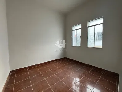 Casa com 2 Quartos para alugar, 40m² no Costa Carvalho, Juiz de Fora