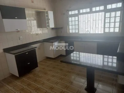 Casa com 4 Quartos para alugar, 200m² no Santa Mônica, Uberlândia