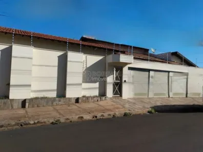 Casa com 3 Quartos para alugar, 402m² no Vila Harmonia, Araraquara