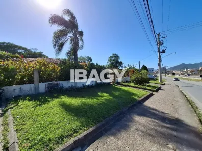 Casa com 3 Quartos para alugar, 295m² no Jardim Janaína, Biguaçu