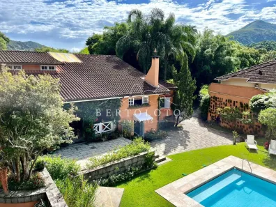 Casa com 9 Quartos à venda, 400m² no Corrêas, Petrópolis