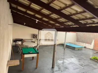 Casa com 3 Quartos para alugar, 180m² no Carajás, Uberlândia
