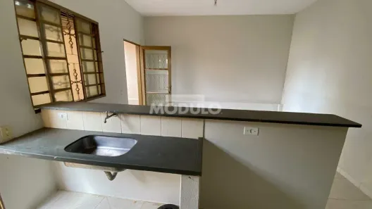 Casa com 2 Quartos para alugar, 60m² no Fundinho, Uberlândia