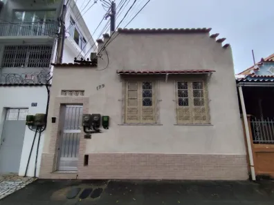 Casa com 2 Quartos para alugar, 60m² no Ramos, Rio de Janeiro