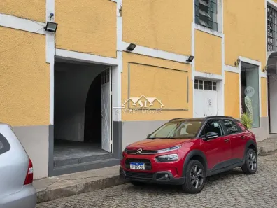 Galpão/Depósito/Armazém com 4 Quartos para alugar, 270m² no Itamarati, Petrópolis