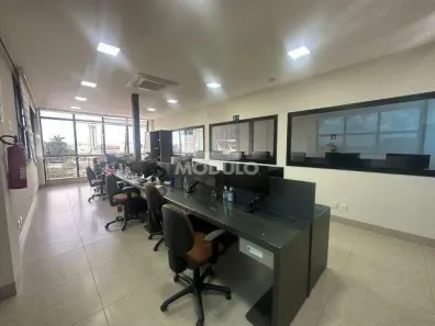 Prédio Comercial para alugar, 1100m² no Bom Jesus, Uberlândia