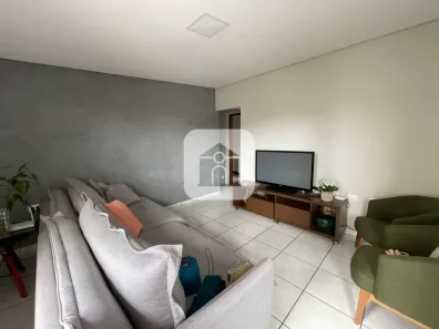 Sobrado com 5 Quartos à venda, 200m² no Segismundo Pereira, Uberlândia