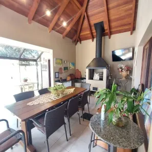 Casa com 4 Quartos para alugar, 380m² no Ahú, Curitiba
